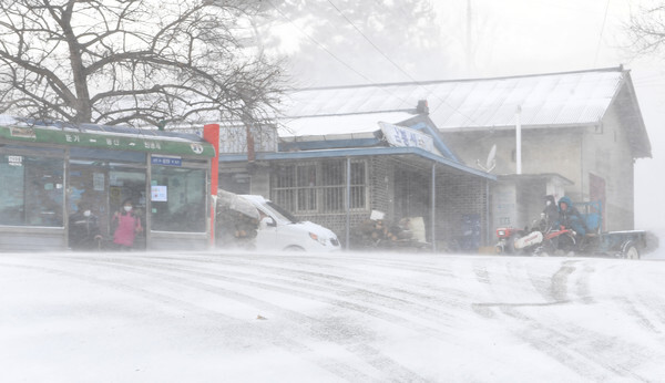 한파가 몰아친 30일 경남 거창군 고제면 봉계마을에 눈보라가 거세게 부는 가운데 아이들이 등교를 위해 버스를 기다리고 있다. /고창=연합뉴스