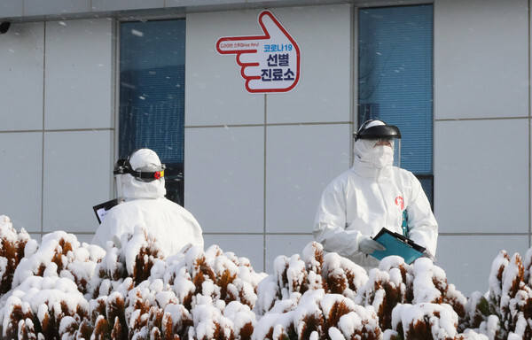 눈 내리는 선별 진료소, 충주의 한 선별진료소에서 의료진이 바쁘게 발걸음을 욺기고 있다.(사진, 연합뉴스)