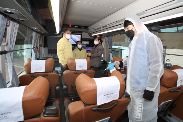 손명수 국토교통부 2차관이 30일 서울고속버스터미널을 찾아 코로나19에 대응한 버스차량 등 교통시설의 방역상황을 점검하고 있다. /연합뉴스