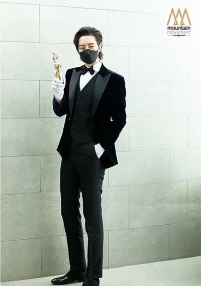 '꼰대인턴' 박해진이 대상을 수상했다 (사진, 박해진 인스타그램 캡처)