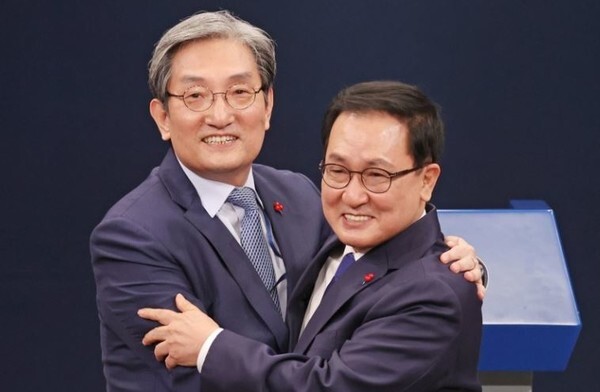 31일 노영민 전 비서실장이 유영민 현 비서실장과 포옹하며 반가움을 표하고 있다. (사진=연합뉴스 제공) 