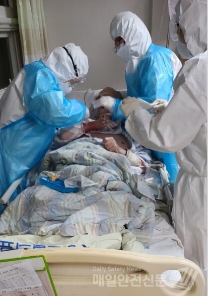 코로나19 환자를 위해 사투를 벌이고 있는 의료진(매일안전신문 DB)