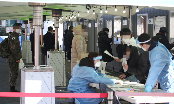 휴일 선별검사소 모습(사진, 연합뉴스)