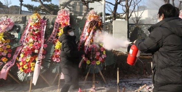 70대 할아버지 A씨가 윤석열 검찰총장을 응원하는 문구가 적힌 화환들에 방화를 했다. (사진=연합뉴스 제공)