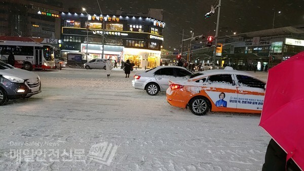 6일 저녁 갑자기 내린 눈으로 인해 차량들이 완전 서행을 하고 있다. (사진=박효영 기자)