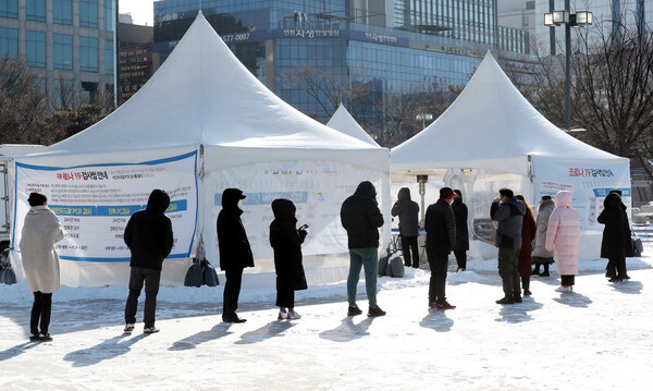 사진은 인천시 남동구 중앙공원에 들어선 임시 선별검사소 모습./연합뉴스