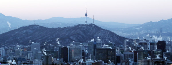 전국적으로 영하 20도를 넘나드는 북극발 최강 추위가 절정에 달한 8일 오전 서울 도심의 빌딩들이 난방으로 인한 수증기를 내뿜고 있다. /연합뉴스