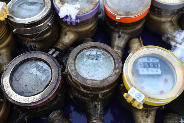 서울시가 지난 6일 '북극 한파'에 대비해 7일부터 수도계량기 '동파 심각' 단계를 발령한다고 발표했다. 7일 오전 서울 종로구 효자가압장에 동파된 수도계량기들이 쌓여 있다. /연합뉴스