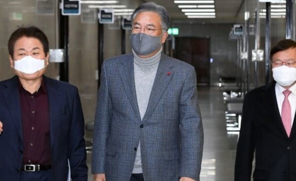정진석 공천관리위원장(가운데), 정양석 사무총장(왼쪽), 정점식 법률자문위원장(오른쪽)의 모습. (사진=연합뉴스 제공)