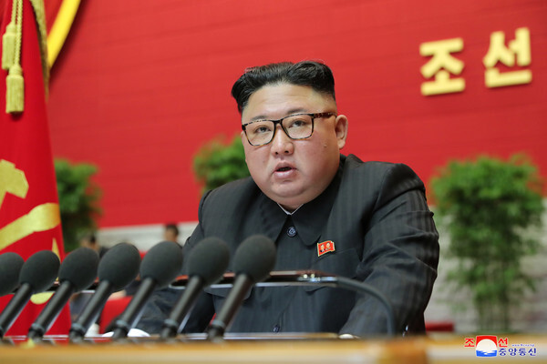 제8차 노동당 대회에서 발언하는 김정은 노동당 위원장(사진, 연합뉴스)