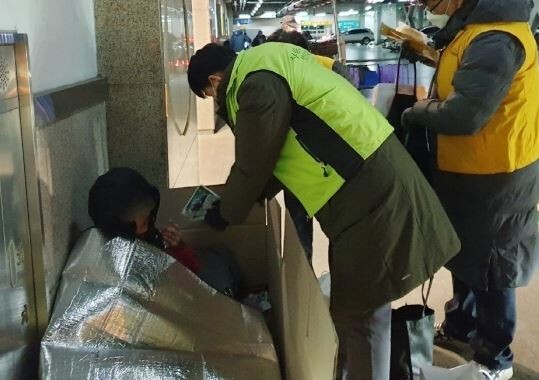 겨울철 극강의 한파가 찾아오면 노숙인들은 더욱더 설 자리가 없게 된다. (사진=수원시) 