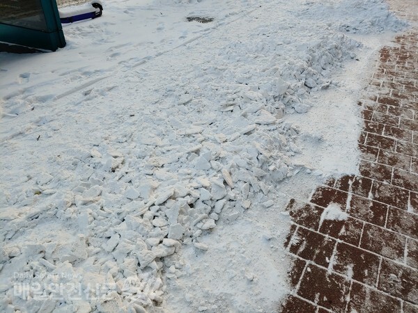 7일 아침 눈을 치워놓은 풍경. (사진=박효영 기자)