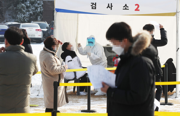 경기도청에서 공무원과 공공기관 직원 1만2천여명이 선제적으로 전수검사를 받고 있다.(사진, 연합뉴스)