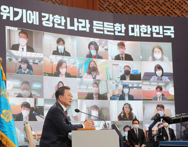 문재인 대통령이 18일 청와대 춘추관에서 열린 신년 기자회견에서 기자의 질문에 답하고 있다. /연합뉴스