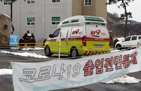 광주 효정요양병원 확진자를 격리 치료가 가능한 병원으로 이송하고 있다.(사진=연합뉴스 제공)