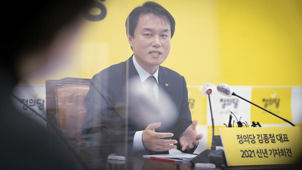 기자들의 질문에 답변하고 있는 김 대표의 모습. (사진=정의당 제공)