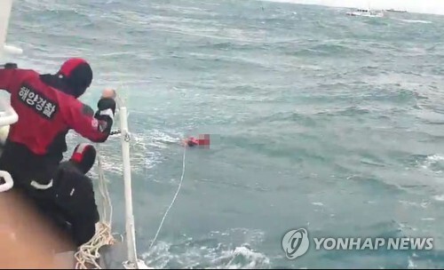 통영 해양경찰이 23일 오후 경남 거제시 남부면 갈곶도 남동쪽 1.11㎞ (0.6해리) 해상에서 침몰한 339t급 대형선망 A호 승선원을 구조하고 있다. /통영해경 제공, 연합뉴스