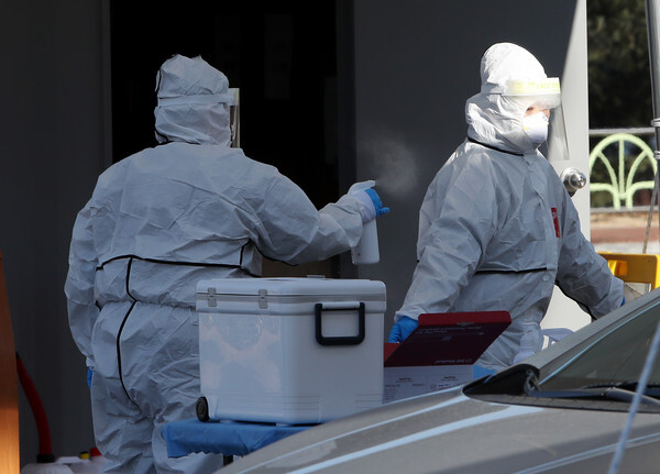 쉴 틈 없는 코로나19 의료진(사진, 연합뉴스)