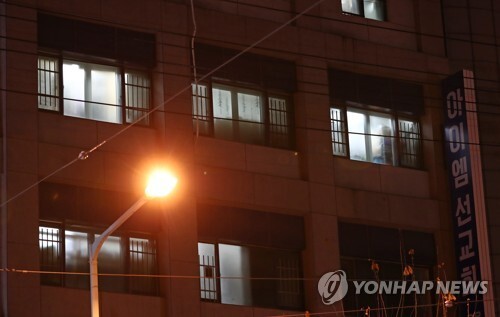 24일 오후 신종 코로나바이러스 감염증(코로나19) 확진자가 무더기로 나온 대전시 중구 대흥동 IEM국제학교에 불이 켜져 있다. /대전=연합뉴스