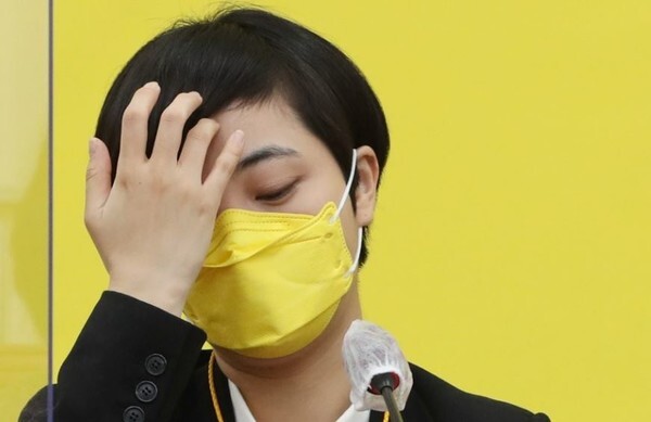 굳은 표정으로 머리를 넘기고 있는 류호정 의원의 모습. (사진=연합뉴스 제공)
