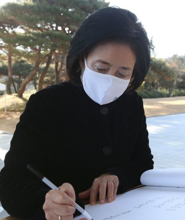 27일 아침 서울 현충원에 있는 故 김대중 대통령의 묘소에 방문해 방명록 글을 남기고 있는 박 전 장관의 모습. (사진=연합뉴스 제공)
