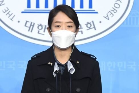 고민정 의원은 조 의원의 후궁 발언에 대해 민형사상 고소를 검토하고 있다. (사진=연합뉴스 제공)