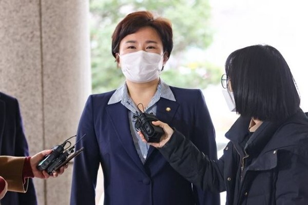 조 의원은 처음부터 품격있는 비판을 하지 못 했다. (사진=연합뉴스 제공)