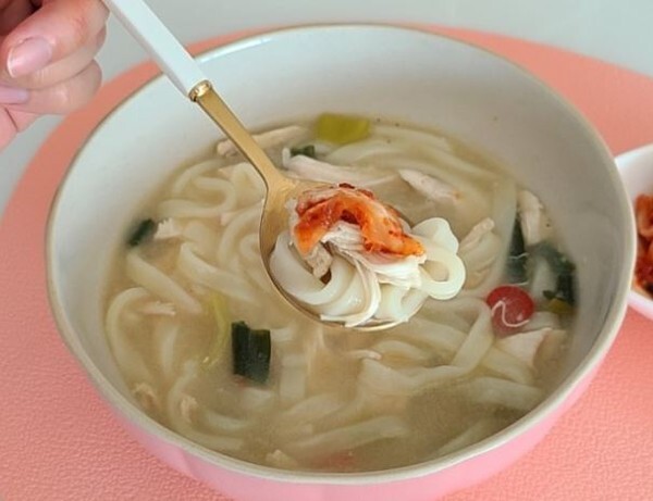 오즈키친 닭칼국수의 모습. (사진=네이버 블로그 'JJ부부_소소한일상')