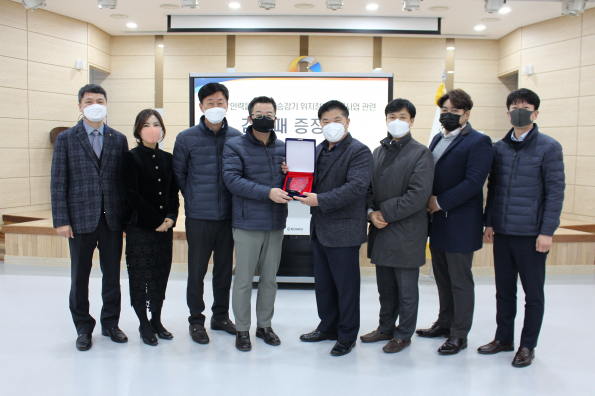 한국승강기안전공단이 한국노인인력개발원으로부터 감사패를 받았다. (사진=한국승강기안전공단)