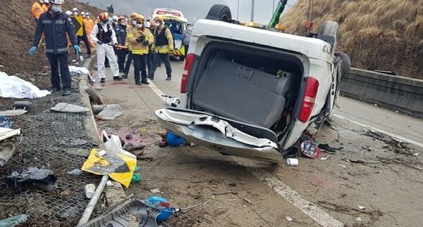 승합차가 완전히 전복된 모습. (사진=소방청)
