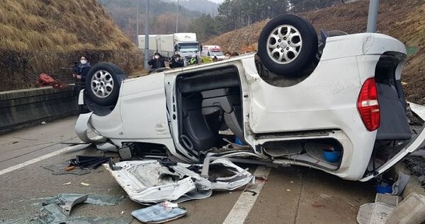 승합차가 완전히 전복되어 7명이 사망했다. (사진=소방청)
