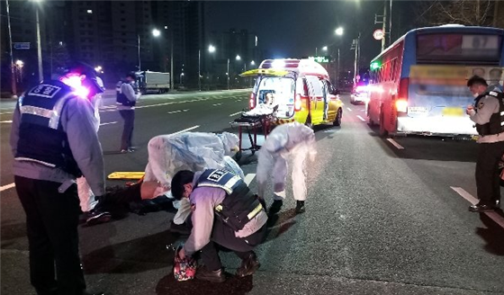 인천에서 횡단보도를 건너던 80대 여성이 시내버스에 치여 숨졌다. (사진=인천서부소방서)