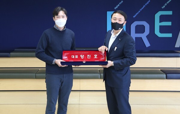 신한카드 문동권 경영기획그룹장(오른쪽)이 CV3 양진호 대표(왼쪽)에 명패를 증정하고 있다.(사진=신한카드 제공)
