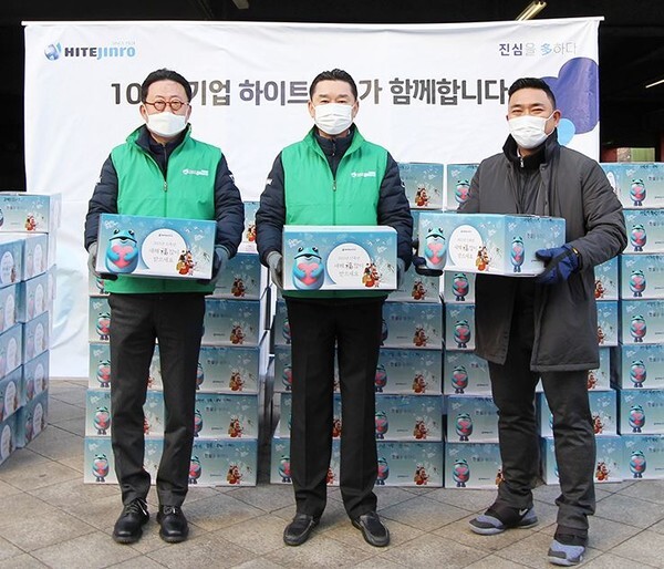 하이트진로가 설 명절을 맞아 전국 34개 사회복지기관에 떡국 1만인분을 지원했다.(사진=하이트진로 제공)