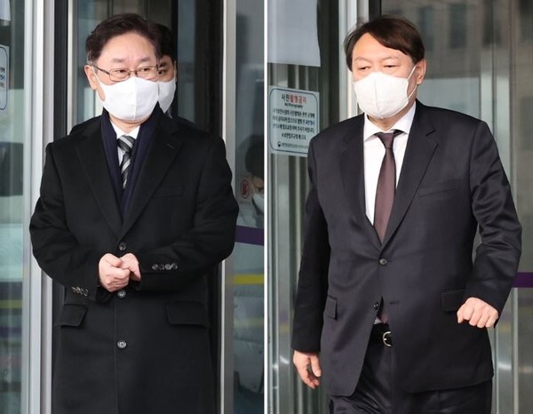 윤석열 검찰총장이 1일 오전 경기도 과천에 있는 법무부 청사를 방문해 박범계 신임 법무부 장관을 만났다. 사진은 이날 박범계 법무부 장관이 정부과천청사 법무부 건물을 나서는 모습(왼쪽)과 윤석열 검찰총장이 박 장관 예방을 마친 뒤 법무부 건물을 나서는 모습(사진, 연합뉴스)