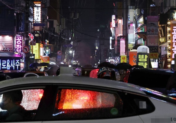 건대 포차끝판왕 업소에서 코로나19 확진자가 무더기로 발생했다. 사진은 서울 유흥시설 모습(연합뉴스 제공)