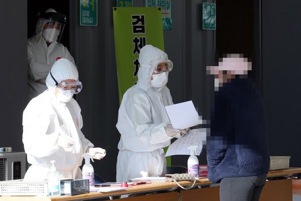 4일 오전 전남 나주시 보건소 주차장에 마련된 신종 코로나바이러스 감염증(코로나19) 선별진료소에서 외국인 주민이 진단검사 절차를 안내받고 있다. /연합뉴스