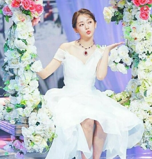 홍지윤이 화제다 (사진, 홍지윤 인스타그램 캡처)