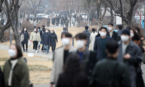 전국적으로 포근한 낮 기온을 기록한 6일 오후 서울 마포구 경의선 숲길을 찾은 시민들이 외출을 즐기고 있다. /연합뉴스