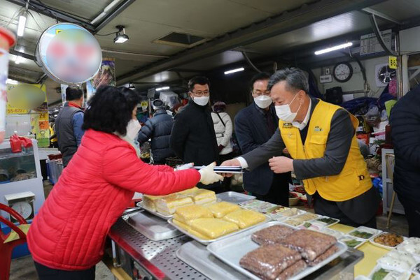 한국남동발전이 설 명절을 맞아 전통시장 활성화 캠페인을 펼쳤다. (사진=한국남동발전 제공)