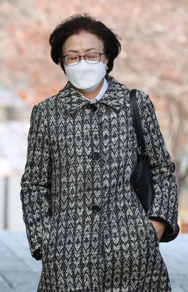 '환경부 블랙리스트' 사건으로 재판에 넘겨진 김은경 전 환경부 장관이 9일 오후 서초구 서울중앙지방법원에서 열린 직권남용 권리행사방해 혐의에 관한 선고 공판에 출석하기 위해 법정으로 향하고 있다. /연합뉴스