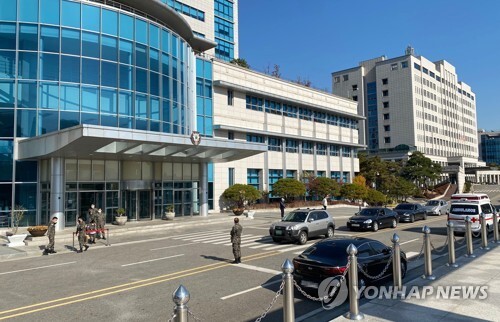 지난해 11월 서울 용산구 국방부 영내 합동참모본부 청사 앞에 마련된 코로나19 임시 드라이브스루 검사소. /연합뉴스