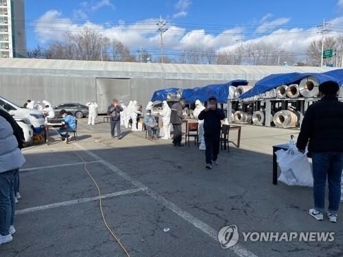 귀뚜라미 아산 공장에서 직원들이 코로나19 검사를 받고 있다,(사진, 연합뉴스)