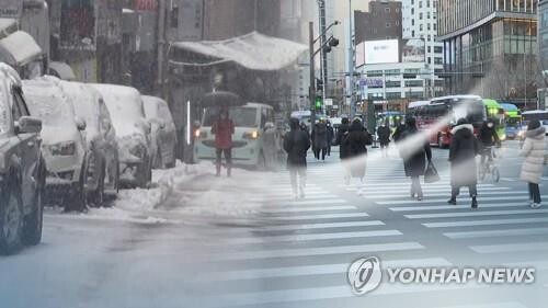 강추위속 눈발이 날리고 있다. /연합뉴스