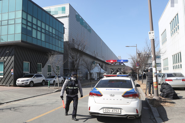 17일 외국인 노동자 등 114명이 집단 감염이 확인된 경기도 남양주시 진건읍 진관산업단지에서 경찰이 진입을 통제하고 있다. /연합뉴스