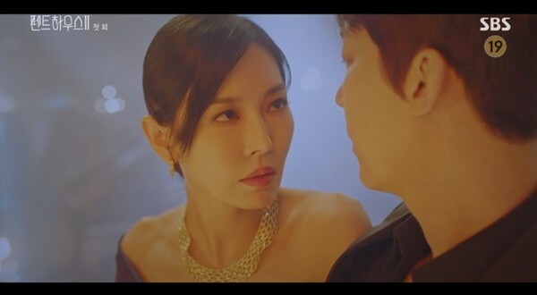 전남편을 유혹하는 천서진(사진, SBS '펜트하우스2' 캡처)