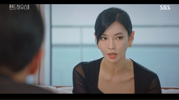 목에 이상이 생긴 천서진 (사진,  SBS '펜트하우스 시즌2' 캡처)