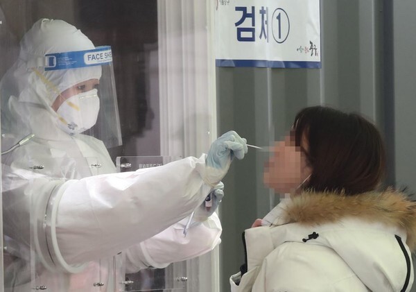 코로나19 선별진료소에서 검사를 받는 시민 모습(사진=연합뉴스 제공)