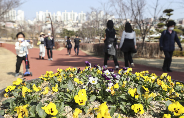 23일 오늘 날씨는 아침 수온주가 영하권으로 떨어지는 추위를 보이고 있다. 완연한 봄 날씨를 보인 전날 부산시민공원을 찾은 시민들이 산책하며 봄기운을 만끽하고 있다.  /신윤희 기자