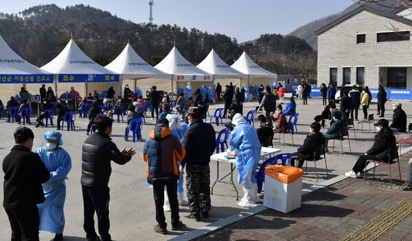 정선군 임시선별진료소에서 주민들이 검사를 받고 있다.(사진=연합뉴스 제공)